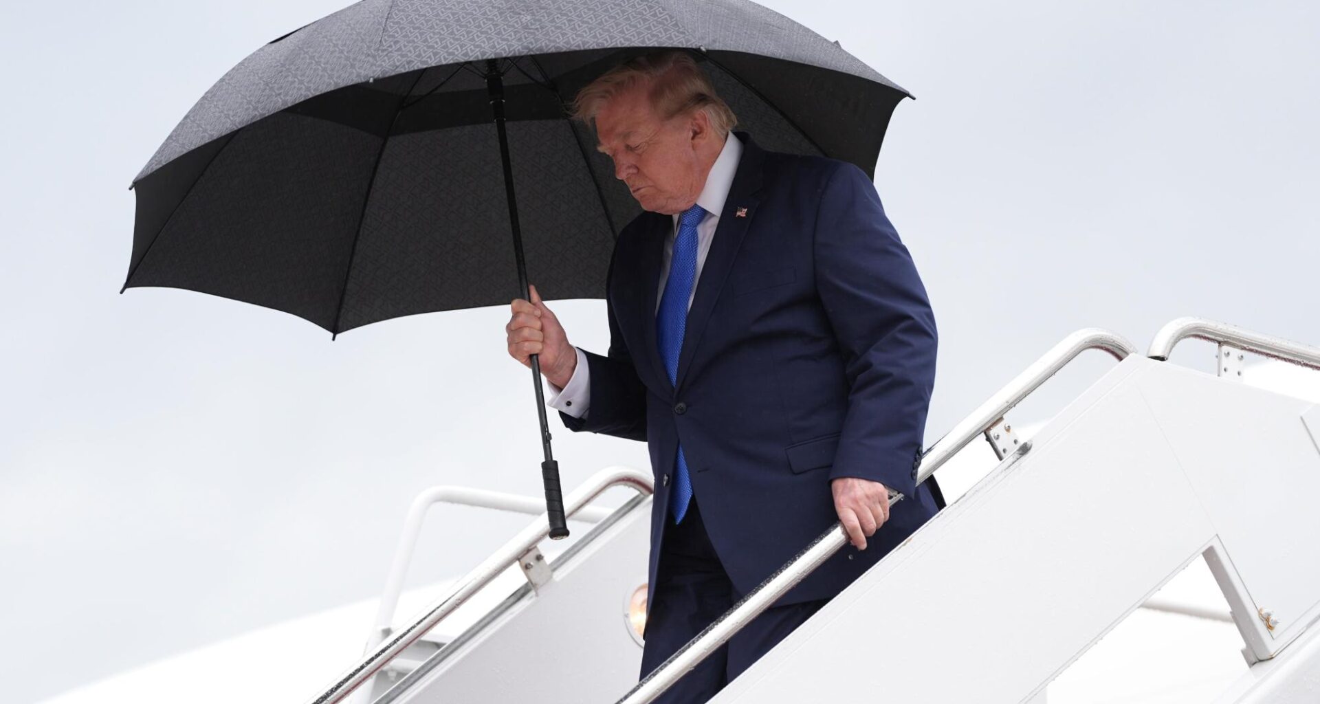 Trump once again threatens escalation against Iran only to walk back