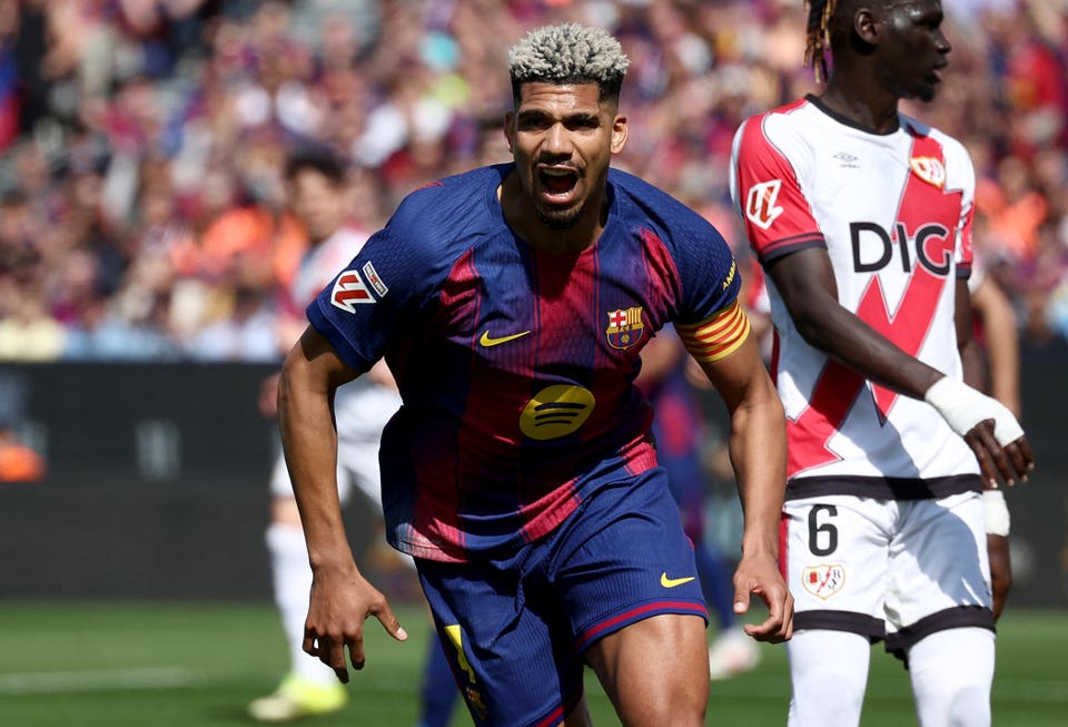Ronald Araujo will join Liverpool on loan from FC Barcelona.