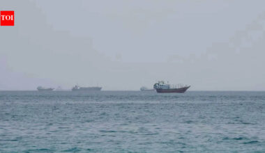 Oil prices hold steady as Hormuz nears zero traffic while Iran-US talks on Strait opening stalls