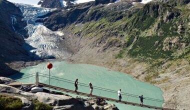 Bodies of 2 Belgian hikers missing since 1992 uncovered in melting Swiss glacier