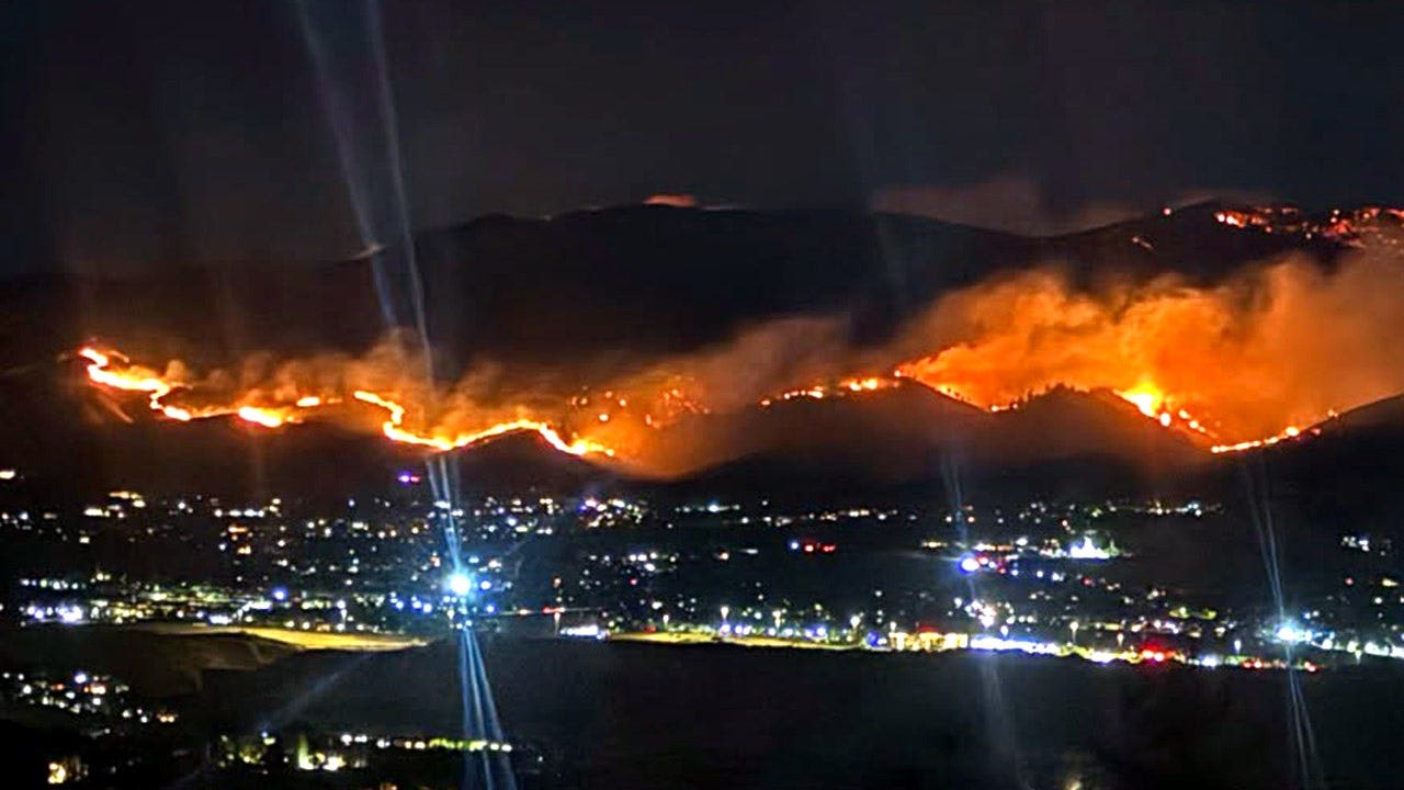 Hawk Fire explodes to 10,500 acres near Reno, forcing evacuations