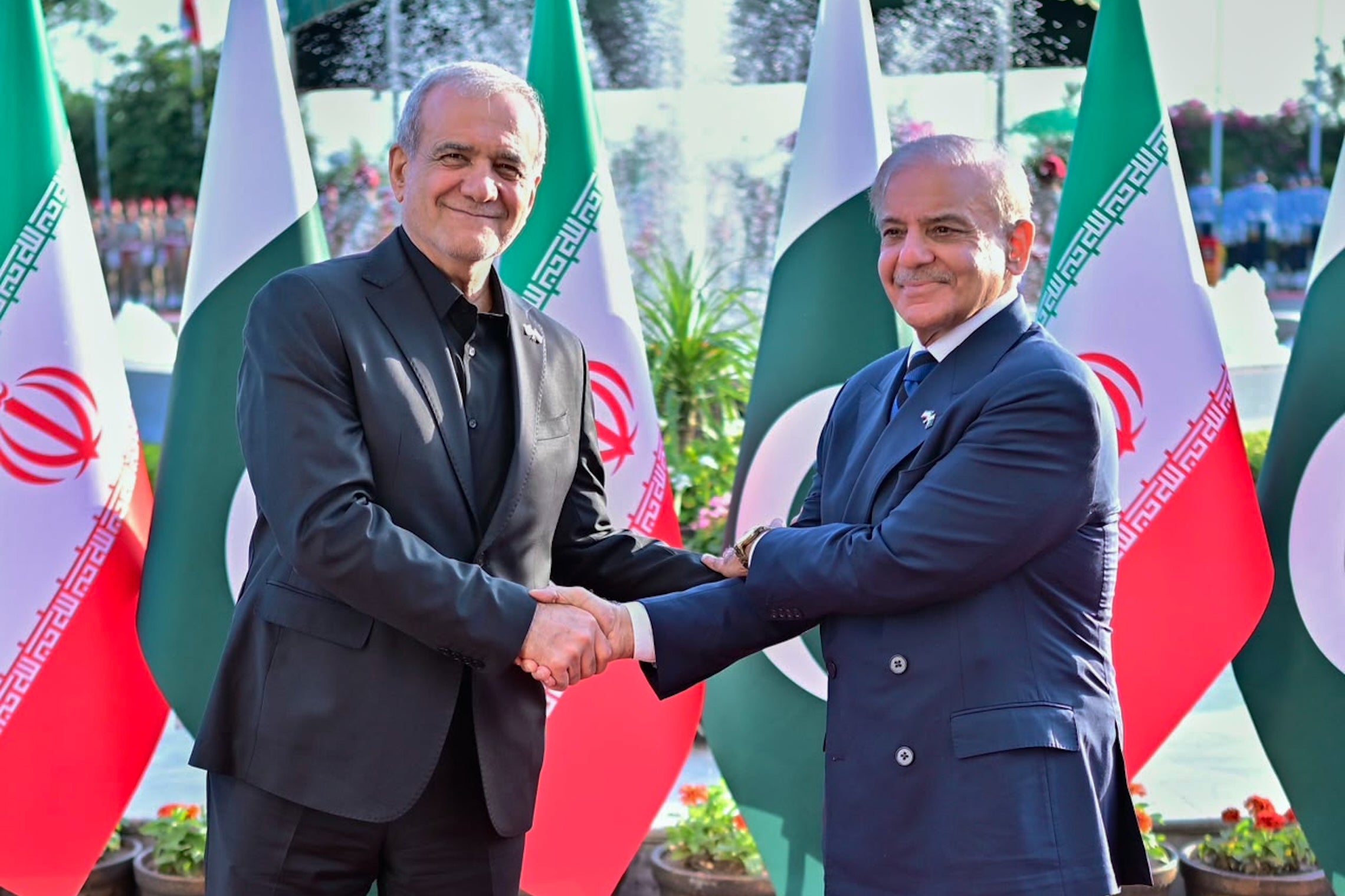 Iran’s president, Masoud Pezeshkian, (left) with Pakistan’s prime minister, Shehbaz Sharif