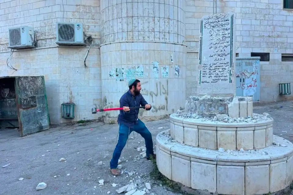 ח"כ צבי סוכות מנפץ אנדרטה למחבלים , השימוש נעשה לפי סעיף 27א' לחוק זכויות יוצרים