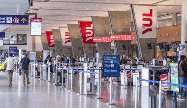Ground crew worker in critical condition after being struck by a plane in Montreal - Montreal