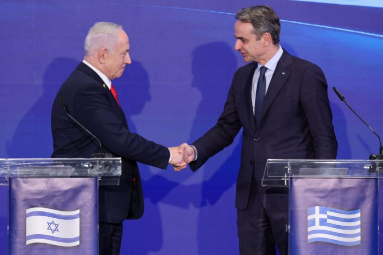 Israeli Prime Minister Benjamin Netanyahu shakes hands with Greek Prime Minister Kyriakos Mitsotakis during a joint press conference in West Jerusalem, 22 December 2025 [Abir Sultan/Reuters]