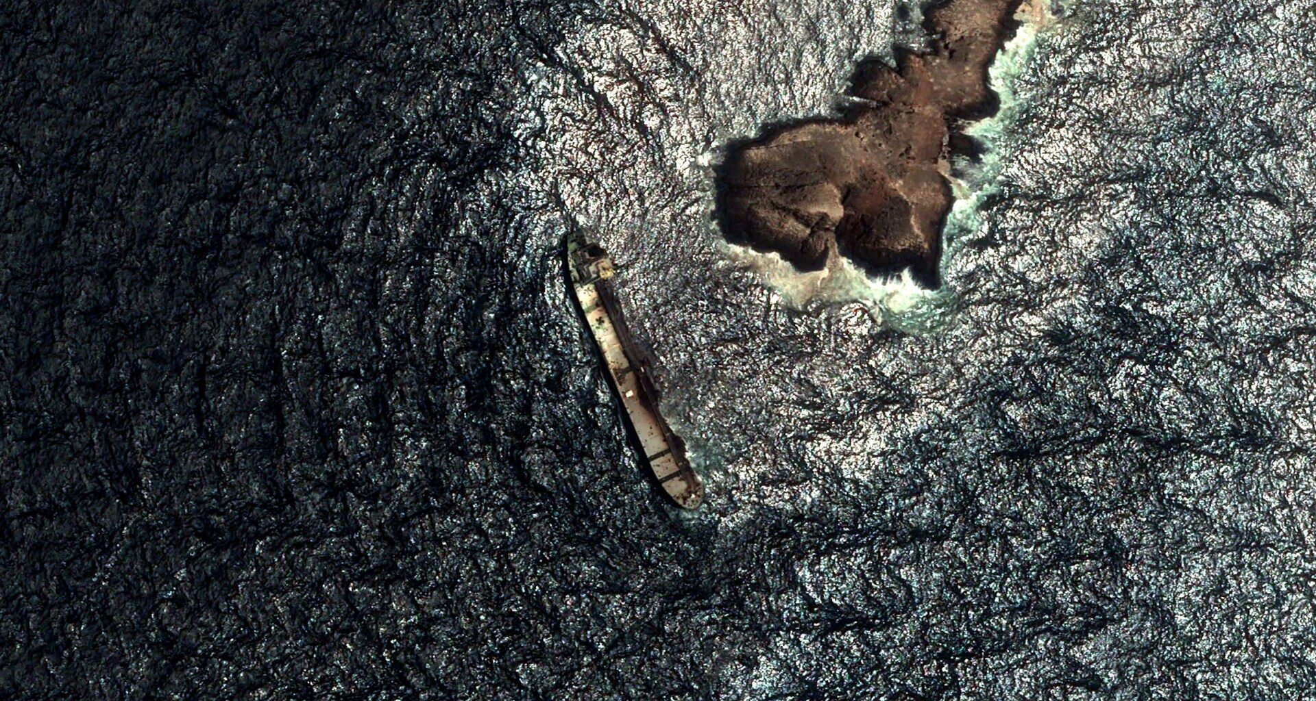 Oman trying to contain extensive oil spill from stricken tanker | Environment News
