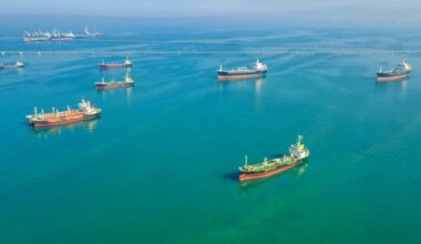 Hormuz Tanker Traffic Slumps as U.S. and Iran Trade Threats