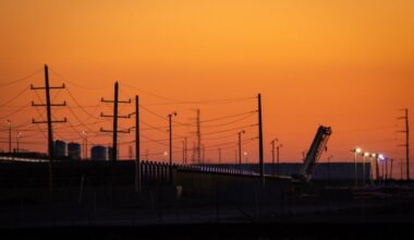 Texas’ data center, transmission line pauses could be risky