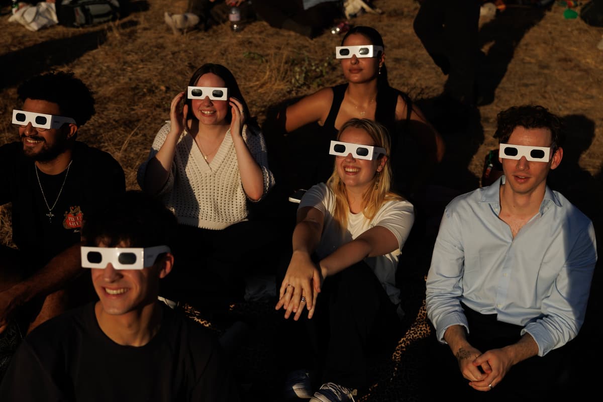 Ten best pictures showing how London was brought to standstill during solar eclipse - London Evening Standard