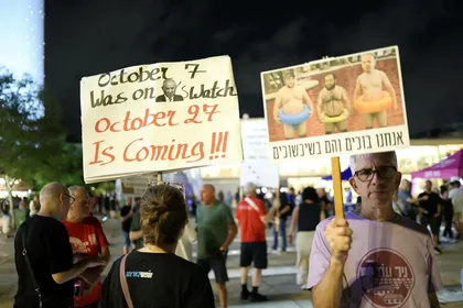 Demonstration against the government at Habima Square in Tel Aviv, Saturday evening. Credit: Tomer Appelbaum Demonstration against the government at Habima Square in Tel Aviv, Saturday evening.