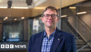 Canada poaches dozens of top US researchers for its universities - BBC