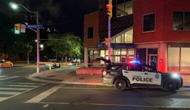 Downtown Toronto stabbing: 1 hurt, suspect(s) at-large
