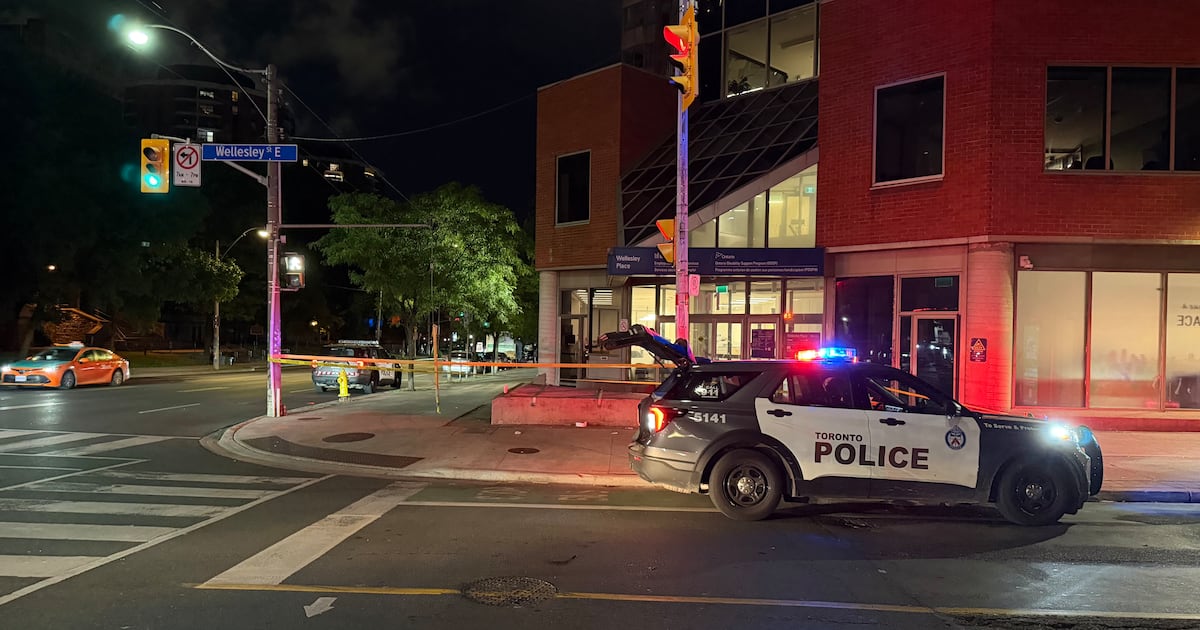 Downtown Toronto stabbing: 1 hurt, suspect(s) at-large