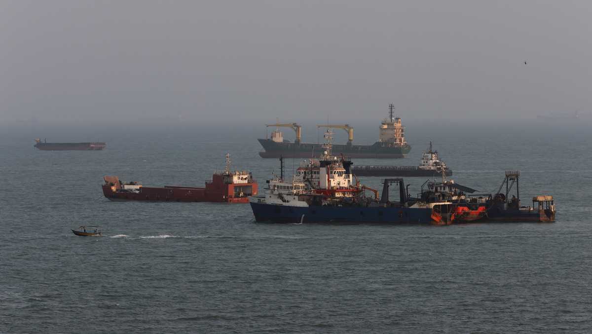 US strikes Iranian rocket launchers on the Strait of Hormuz