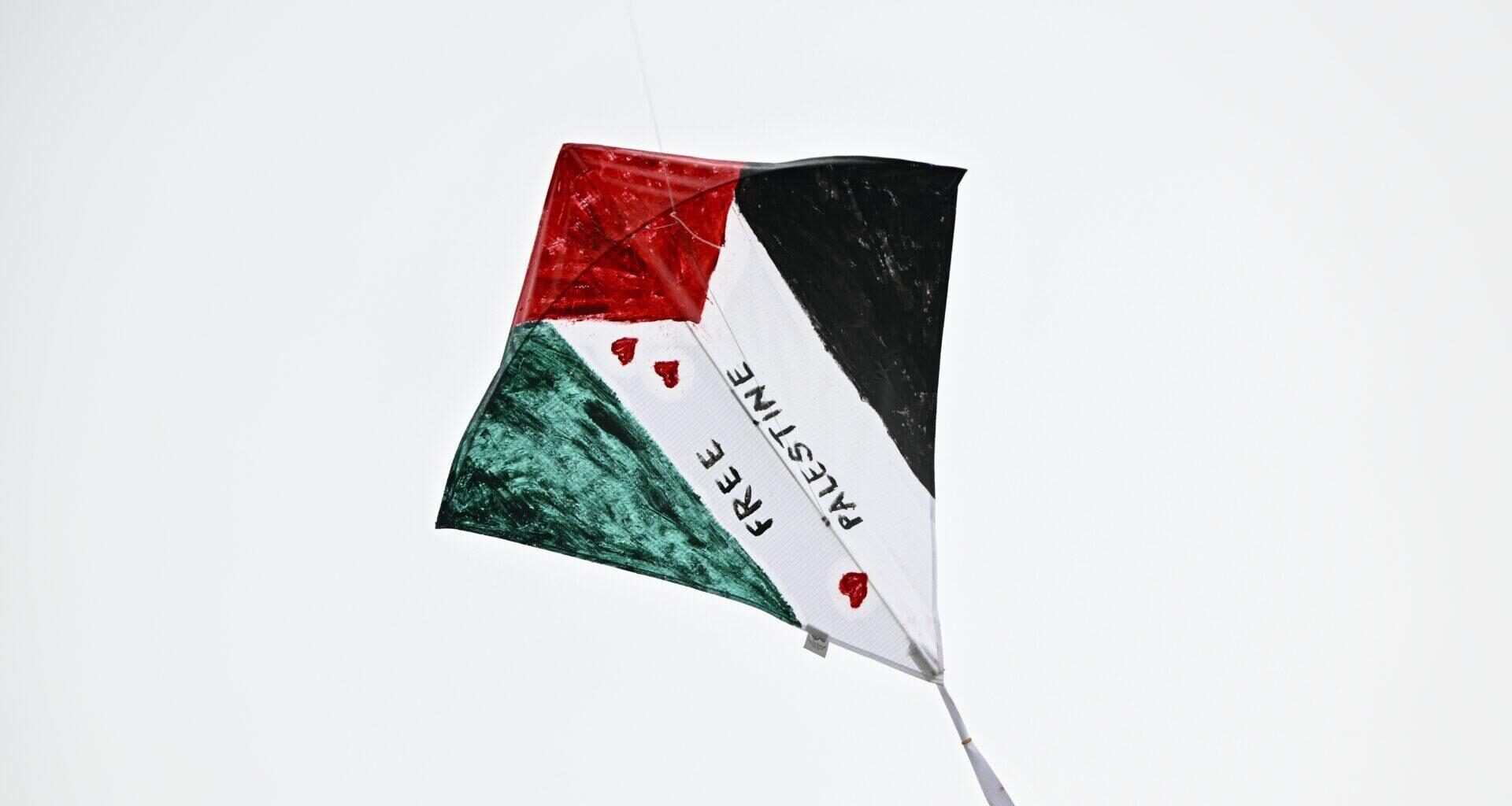 Gaza boy tears apart kites after Israel threatens attacks