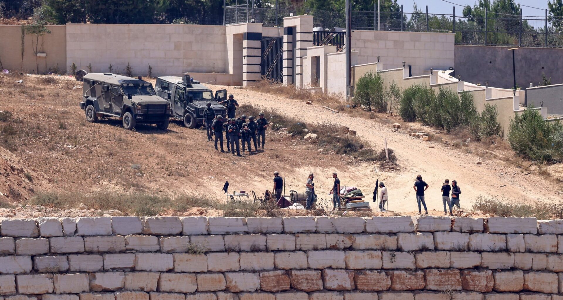 IDF fails to remove settler extremists besieging Palestinian home in West Bank