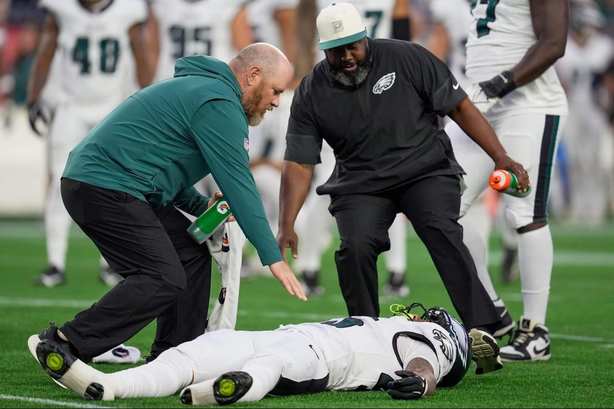 Eagles’ Ja’Quinden Jackson taken off in ambulance, has full movement in extremities