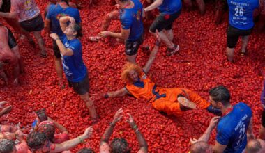Photos: Thousands join Spain’s La Tomatina festival for epic tomato battle | Gallery News