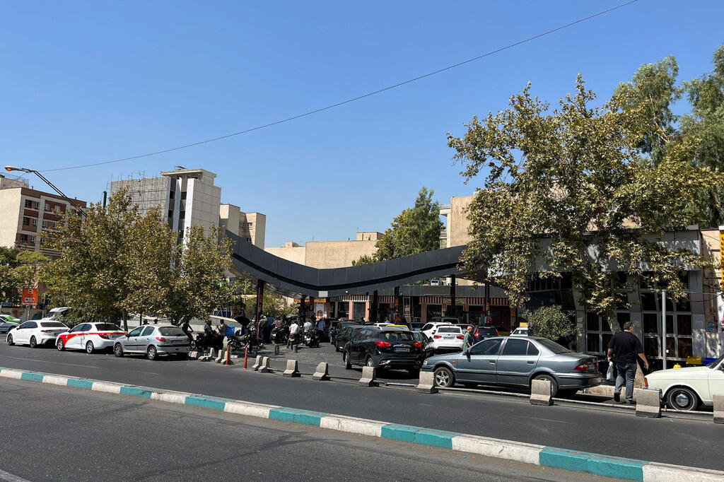 Photo: AFP תורים לתחנת דלק בטהרן