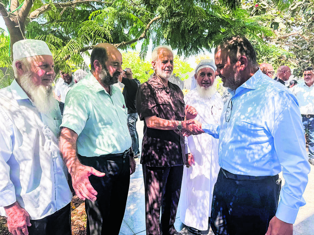 ח"כ ואליד טאהא (מימין) לוחץ יד לאיברהים צרצור
