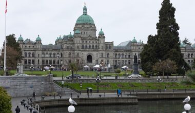 Two MLAs who defected from B.C. Conservatives plan to form new party