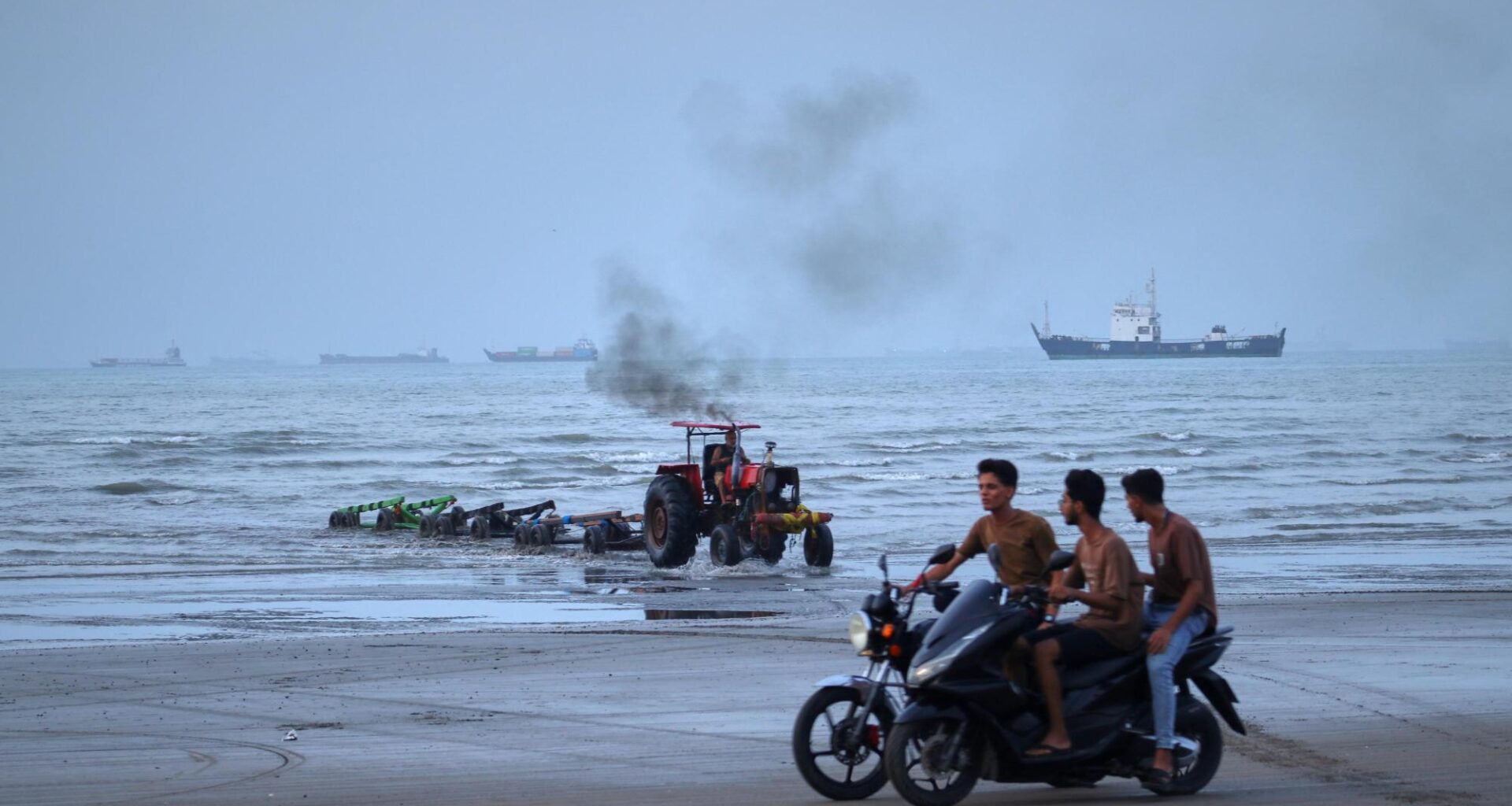 Iran won't reopen strait without US concessions, other Mideast news