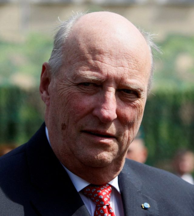 FILE PHOTO: Norway's King Harald V looks on during his visit to a military base in Warsaw, Poland May 10, 2012. REUTERS/Kacper Pempel/File Photo