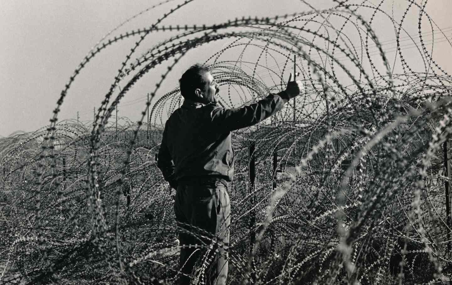 A Palestinian man at the “shouting fence” between Gaza and Egypt, 1984.