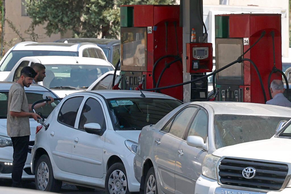Long lines at gas stations this week (Photo: AFP) תורים לתחנת דלק בטהרן