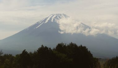 Japan dad ditches child for hours to climb Mount Fuji