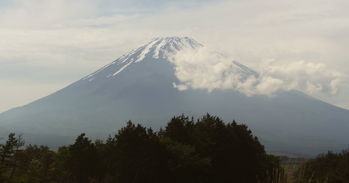 Japan dad ditches child for hours to climb Mount Fuji
