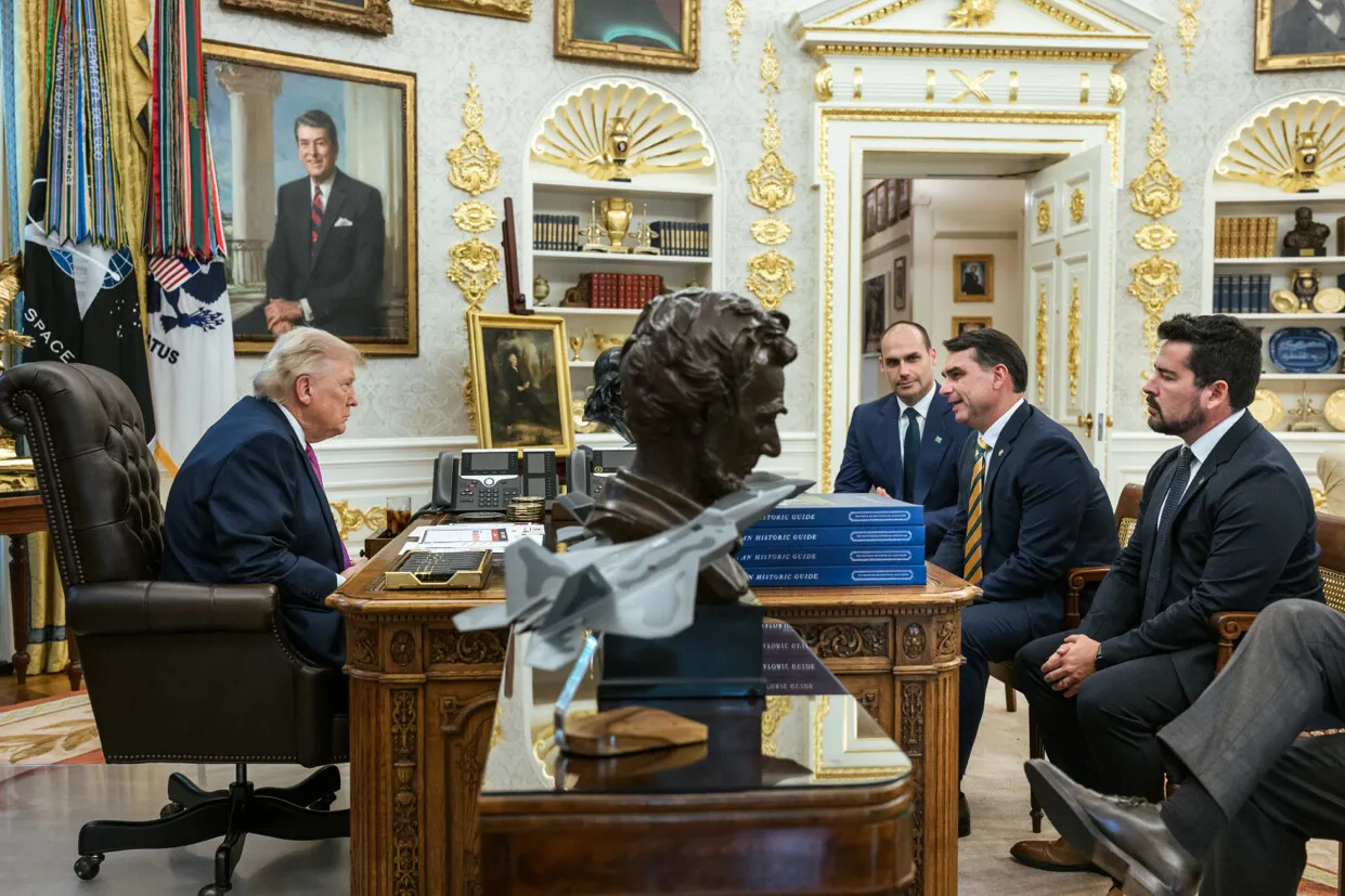 File photo: Flávio Bolsonaro meets U.S President Donald Trump in the Oval Office, May 2026.