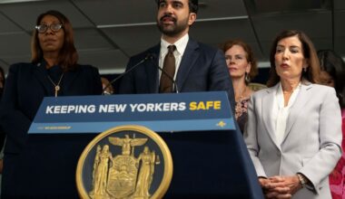 New York mayor Mamdani sues to block $10,000 teaching aide bonuses | Politics News