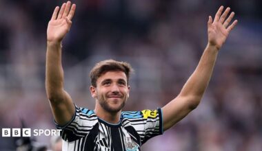 Nico Gonzalez waving to Newcastle fans wearing a Newcastle kit
