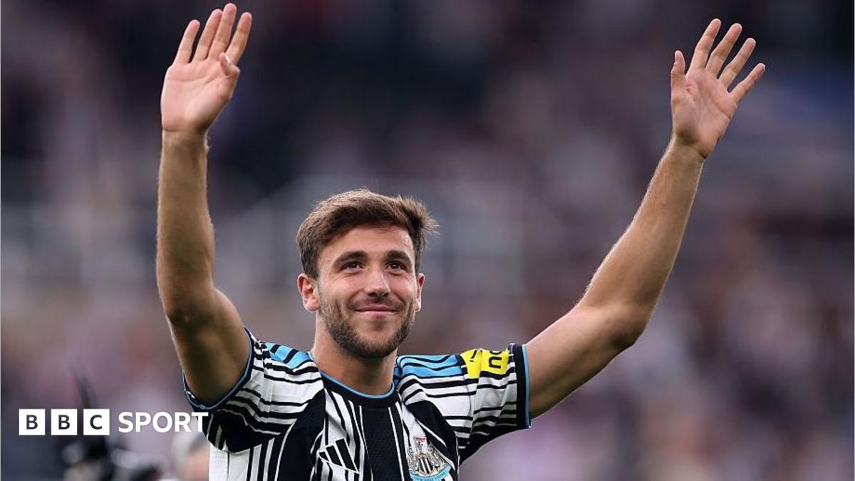 Nico Gonzalez waving to Newcastle fans wearing a Newcastle kit
