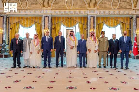 Turkish President Tayyip Erdogan, Saudi Crown Prince Mohammed bin Salman, and Pakistan's Prime Minister Shehbaz Sharif, accompanied by their ministers of Foreign Affairs and Defence, pose after signing a joint defence agreement in Mecca, Saudi Arabia, August 7, 2026. 