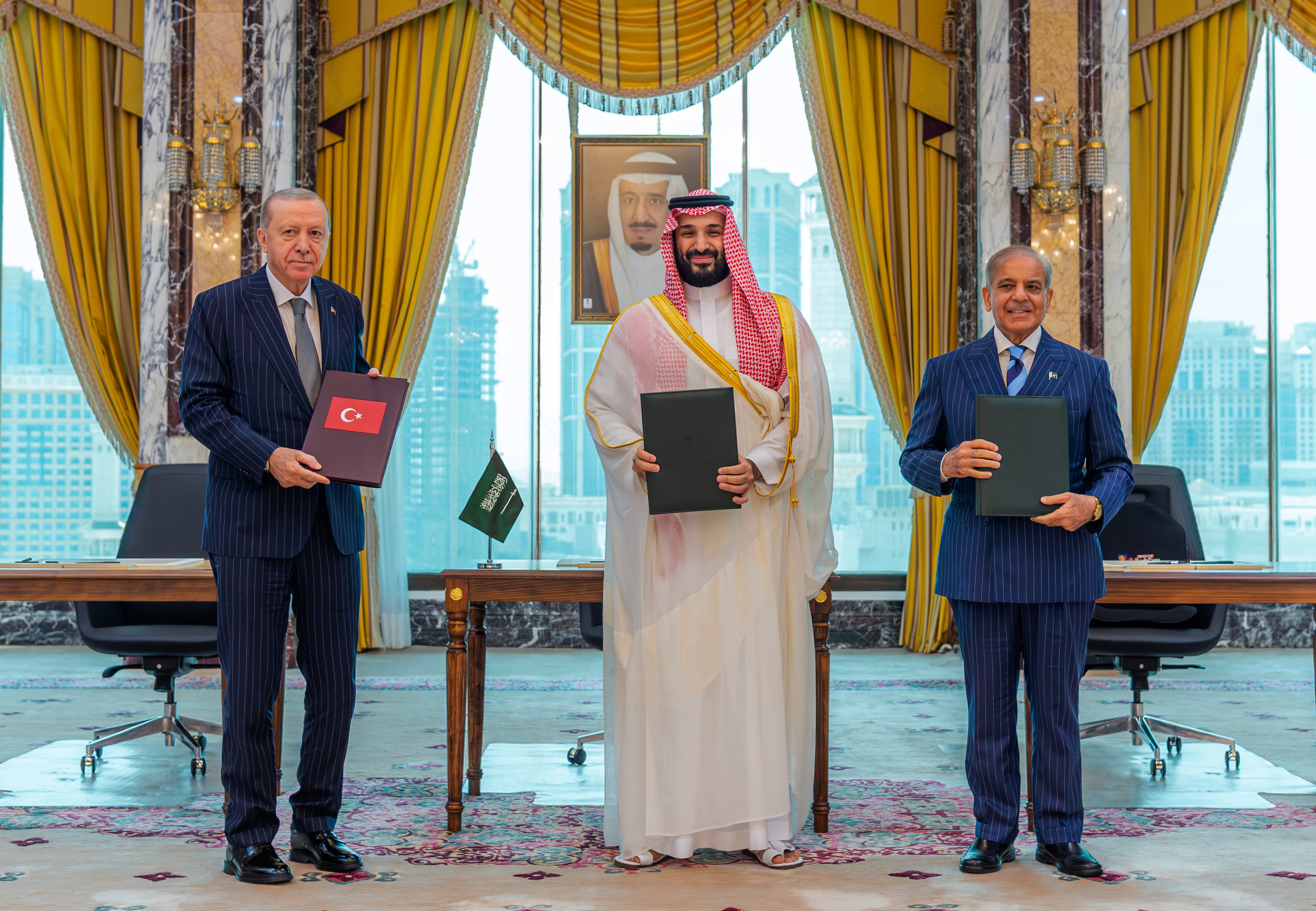 From left, Turkish President Recep Tayyip Erdogan, Saudi Crown Prince Mohammed bin Salman and Pakistani Prime Minister Shehbaz Sharif pose after signing a trilateral defense agreement in Mecca, Saudi Arabia, 7 August 2026.