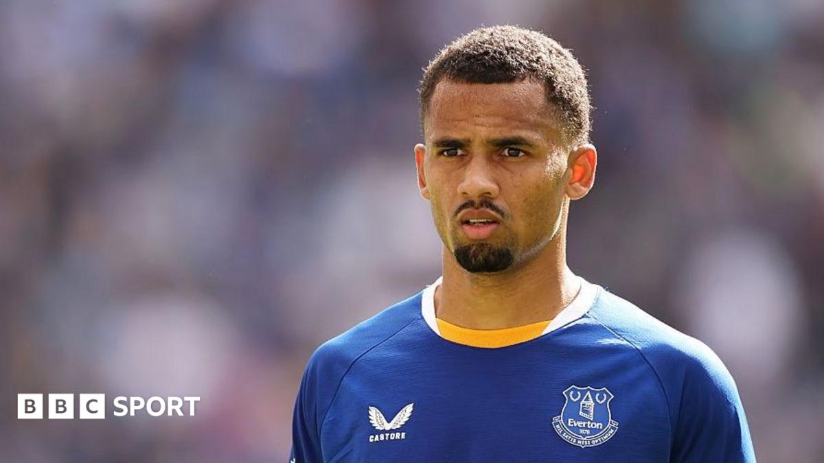 Iliman Ndiaye playing for Everton
