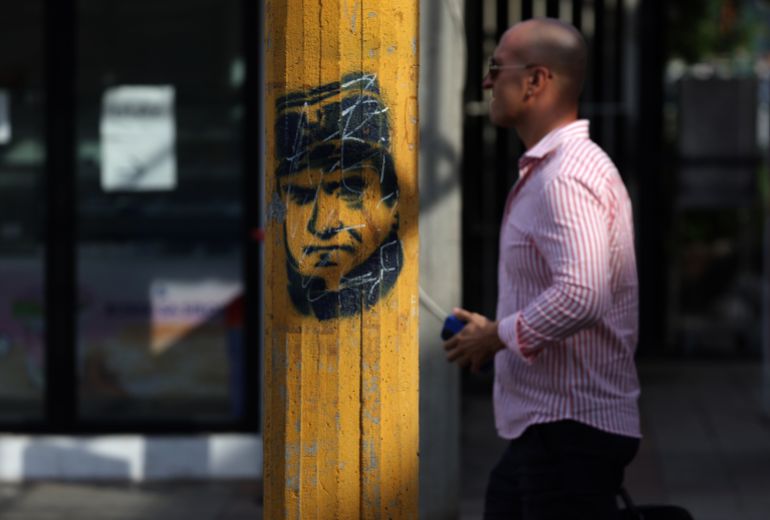 epa13194667 A man walks past a graffiti depicting General Ratko Mladic in Belgrade, Serbia, 27 August 2026. Former Bosnian Serb general Ratko Mladic who was convicted of war crimes by the ICTY in 2017 died on 27 August 2026 at the age of 84. EPA/ANDREJ CUKIC