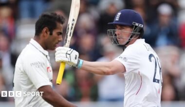 Josh Tongue, Ollie Robinson and Jofra Archer leave the field
