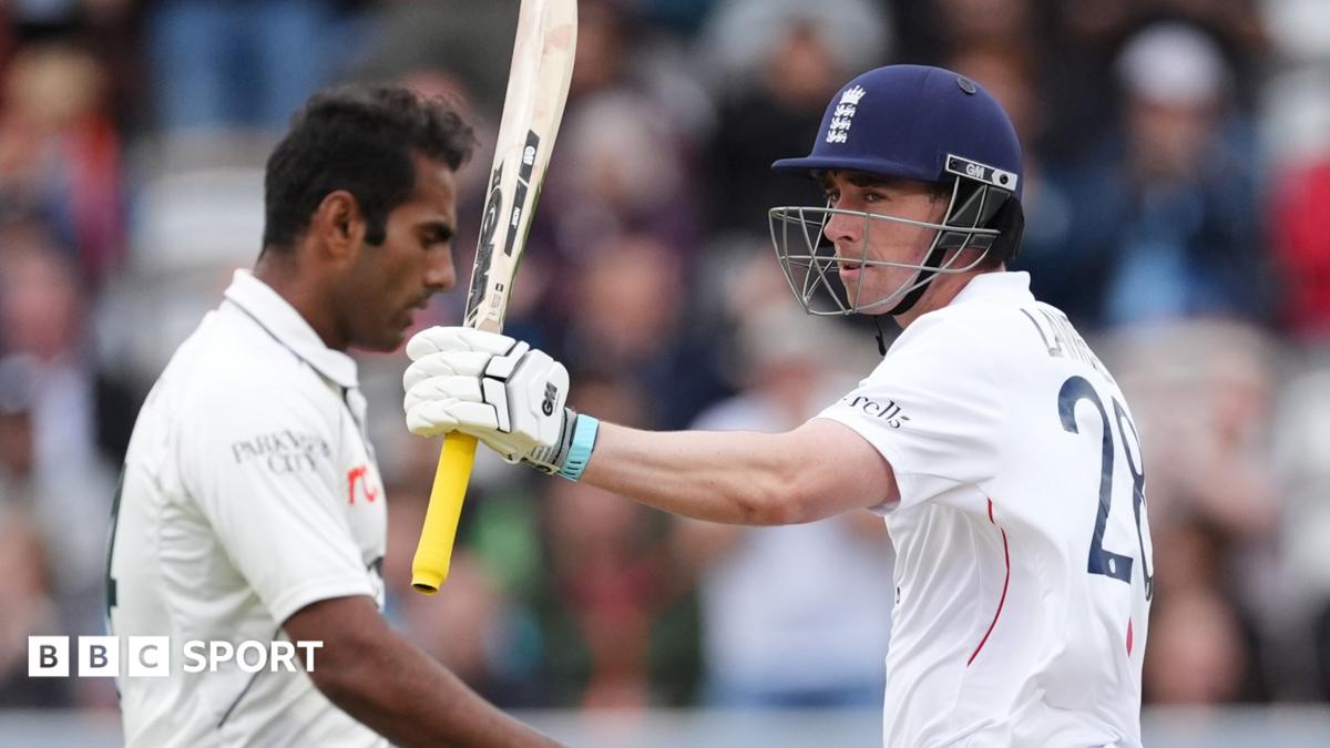Josh Tongue, Ollie Robinson and Jofra Archer leave the field