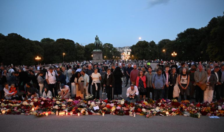 OSLO, NORWAY - AUGUST 27: People gather at The Palace Square to pay their respect to King Harald V of Norway who is at Oslo University Hospital in a serious condition on August 27, 2026 in Oslo, Norway. King Harald V of Norway has been in hospital since August 17 to receive treatment for a bacterial infection in his blood. As his condition has deteriorated, Crown Prince Haakon of Norway and Queen Sonja of Norway have cancelled all planned appearances and engagements. (Photo by Rune Hellestad/Getty Images)