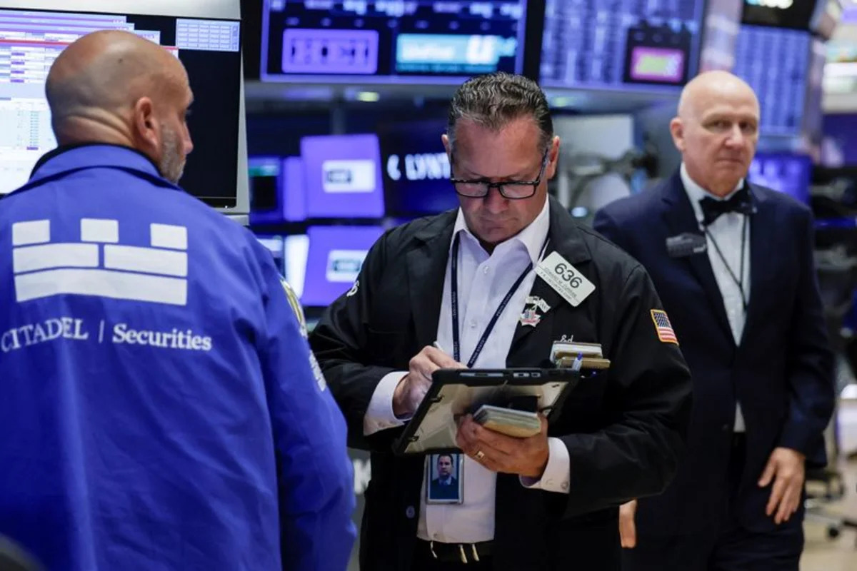 Wall Street sinks as bond yields rise, Walmart results disappoint