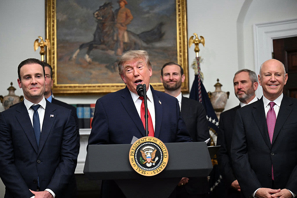 Trump Calls for ‘Economic D-Day’ on Iran as US Seeks to Restore Hormuz Shipping