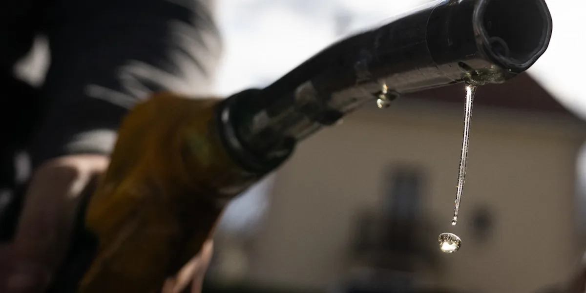 Oil Prices Fall as Oman-Iran Talks Raise Hopes for Hormuz Reopening