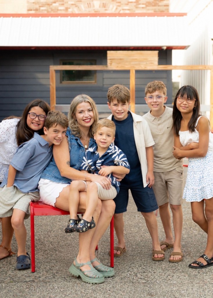 Amanda Karolkiewicz and her six children.