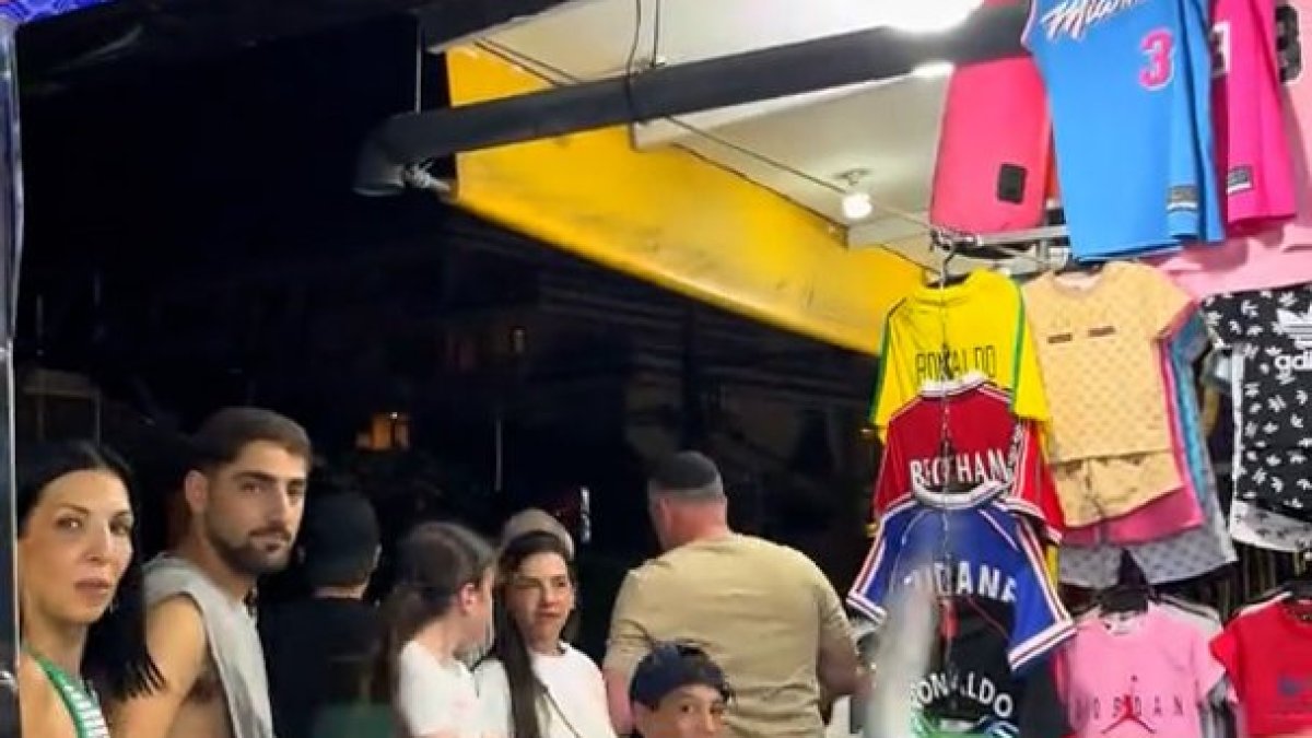 Thai vendor confronts Israeli tourists, raises Palestinian flag | Israel-Palestine conflict