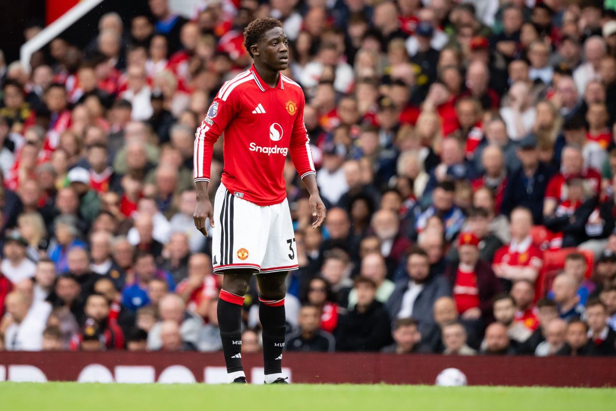 Carrick praises 'immense' Mainoo - Official Manchester United Website