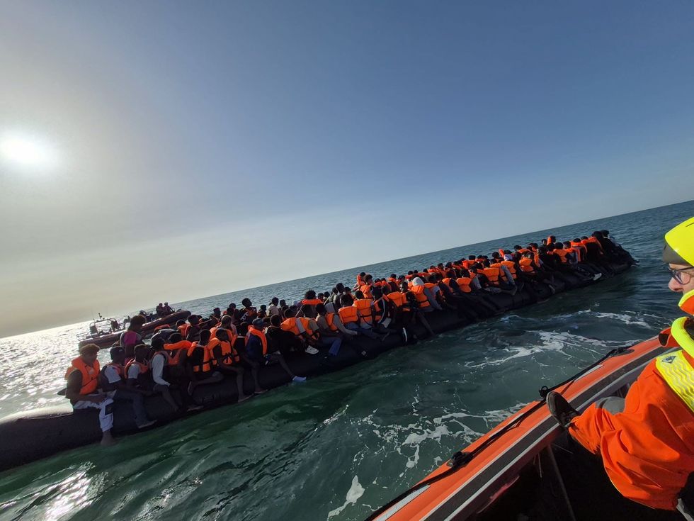 Migrants cross Channel