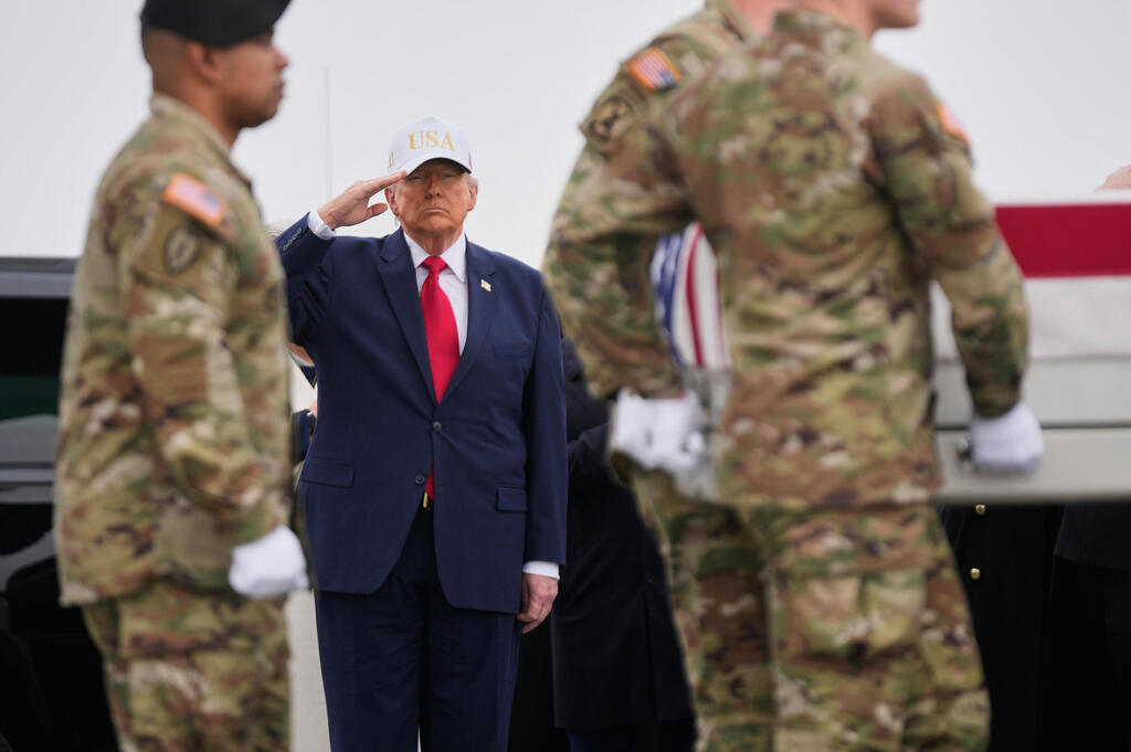 US President Donald Trump salutes the casket carrying the body of a US serviceman killed in the Middle East (Photo: Mark Schiefelbein/AP) טקס קבלת חללי צבא ארה"ב